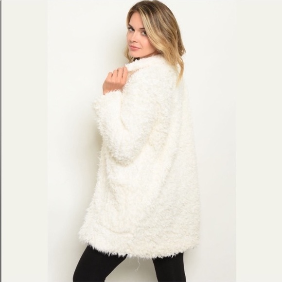 NWT Gorgeous Ivory Faux Fur Coat - Picture 2 of 2